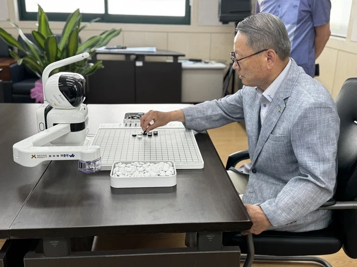 “알파고가 할아버지랑 바둑을?” 노인 고독 문제 해결할 AI 로봇
